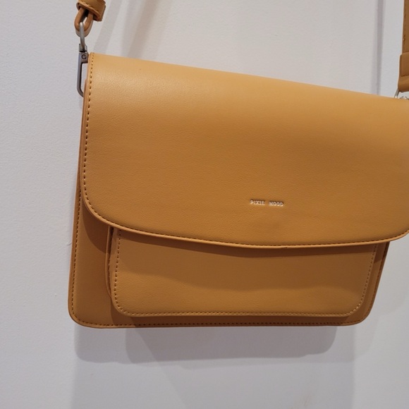 Pixie Mood Zoe Crossbody bag purse Honey color. Premium vegan leather Smoke free - Picture 2 of 12